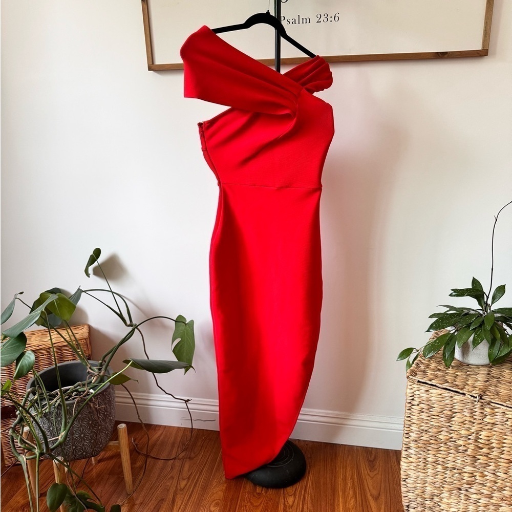 🎁 NWOT fiery, red sexy dress for the upcoming holidays